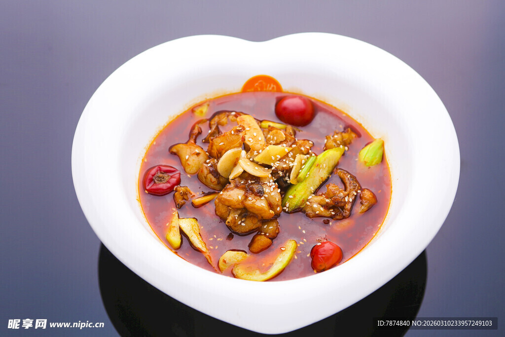 心形碗中的美味特色菜肴