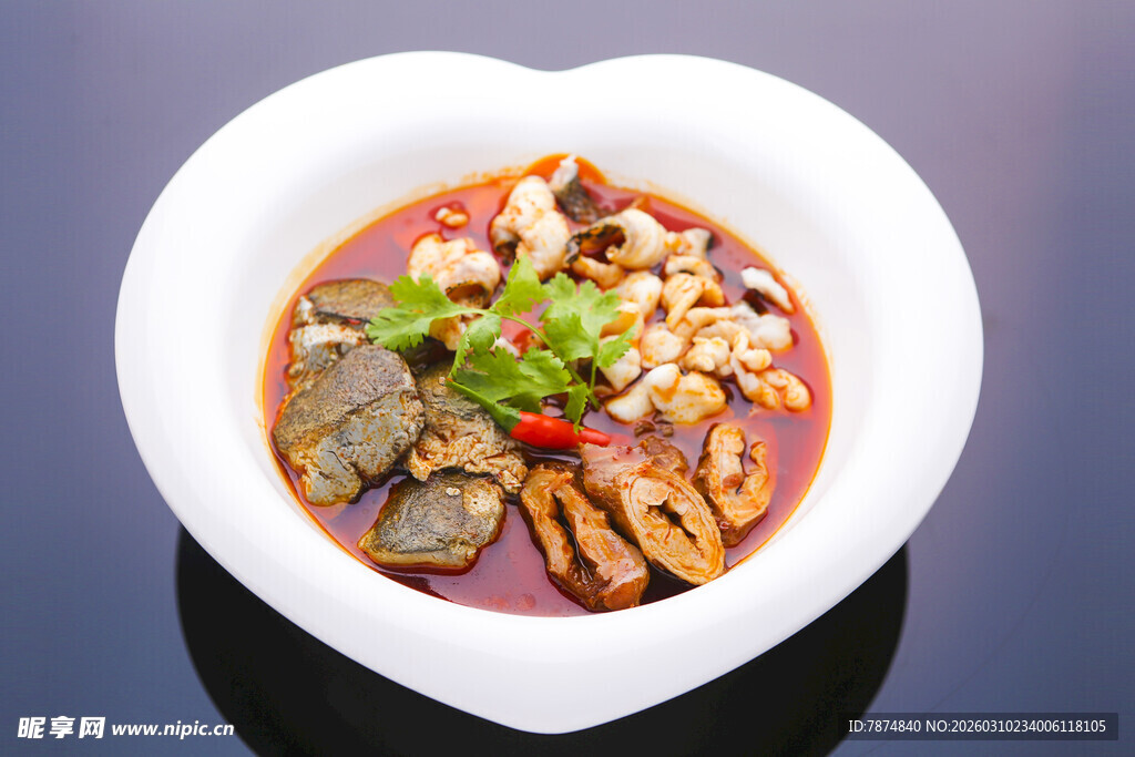 心形碗中的美味特色菜肴