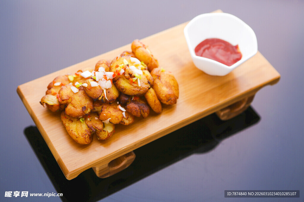 美味炸物配蘸酱