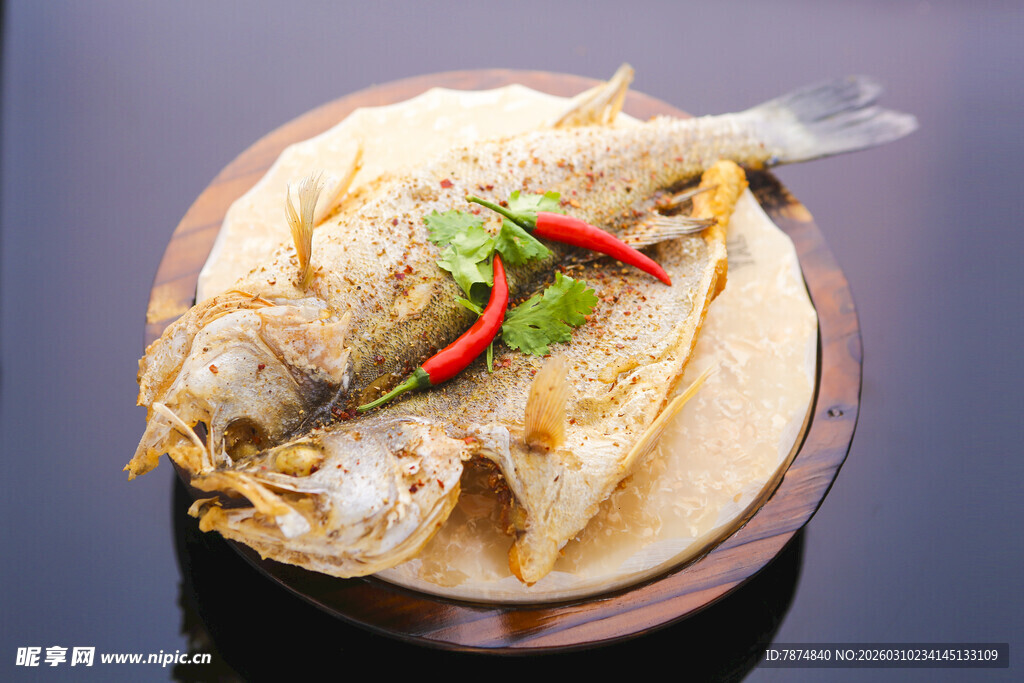 清蒸鱼摆放在竹制托盘上