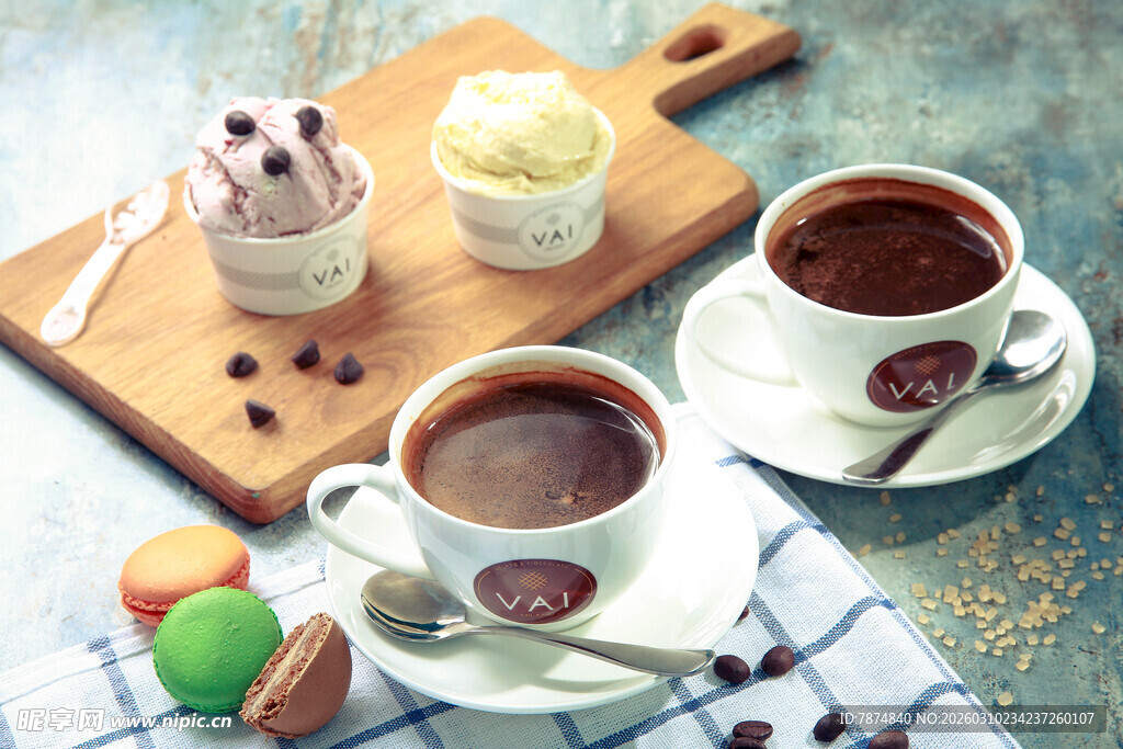 美味热巧克力与精致甜点