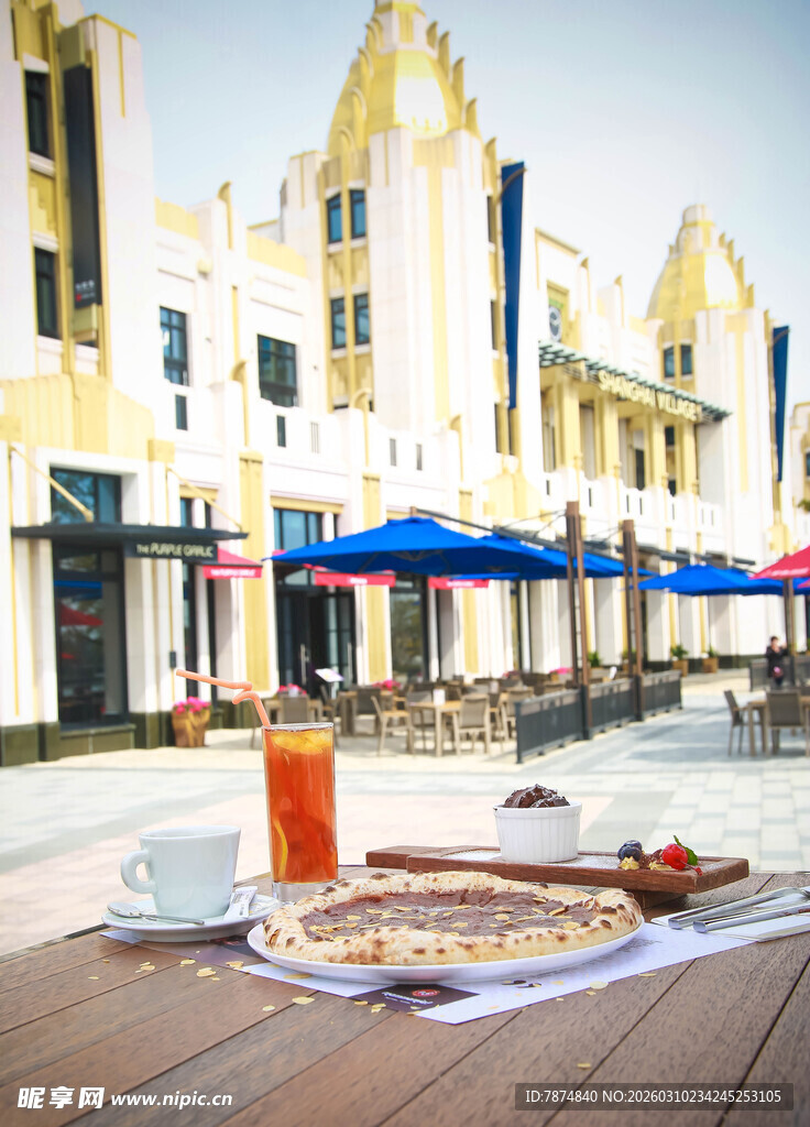 户外惬意餐点与欧式建筑