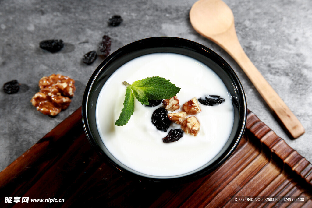 美味酸奶配坚果与绿叶