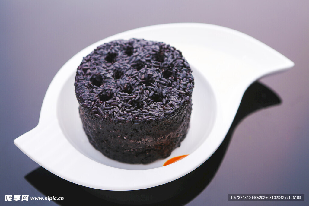 黑米糕置于精致白盘上