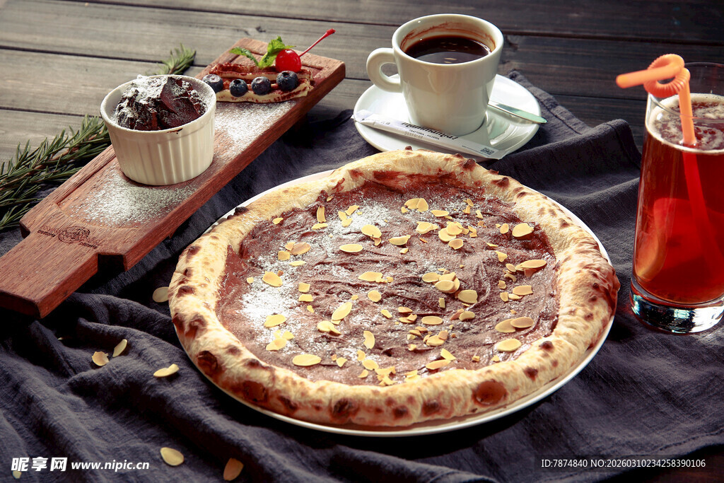 美味披萨与特色饮品组合