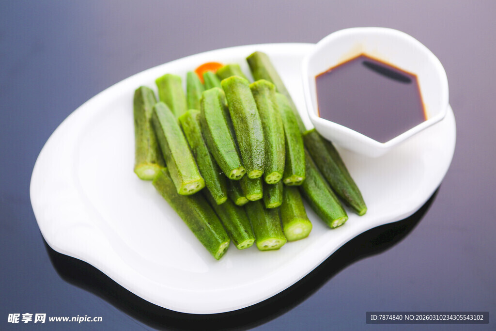 心形盘装的爽口秋葵