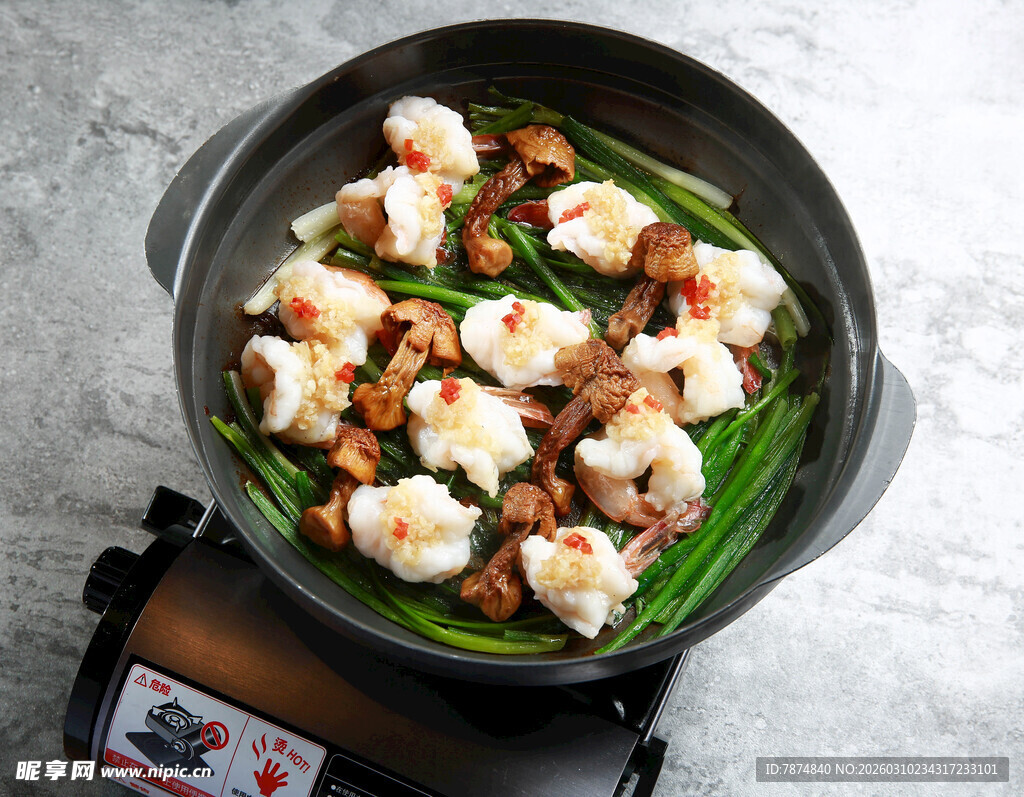 锅中美味虾仁蔬菜料理