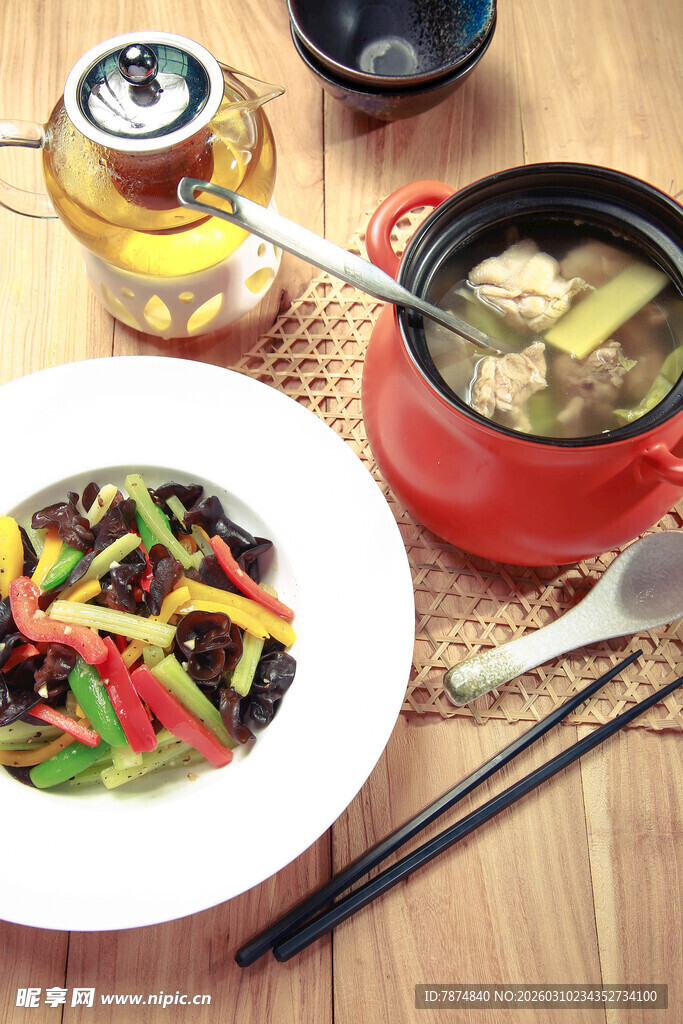 美味中式菜肴与热汤