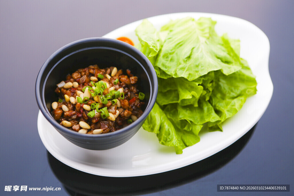 美味蘸料配新鲜生菜