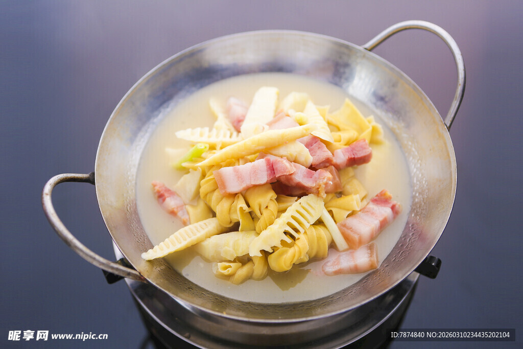 锅中美味食材待烹饪