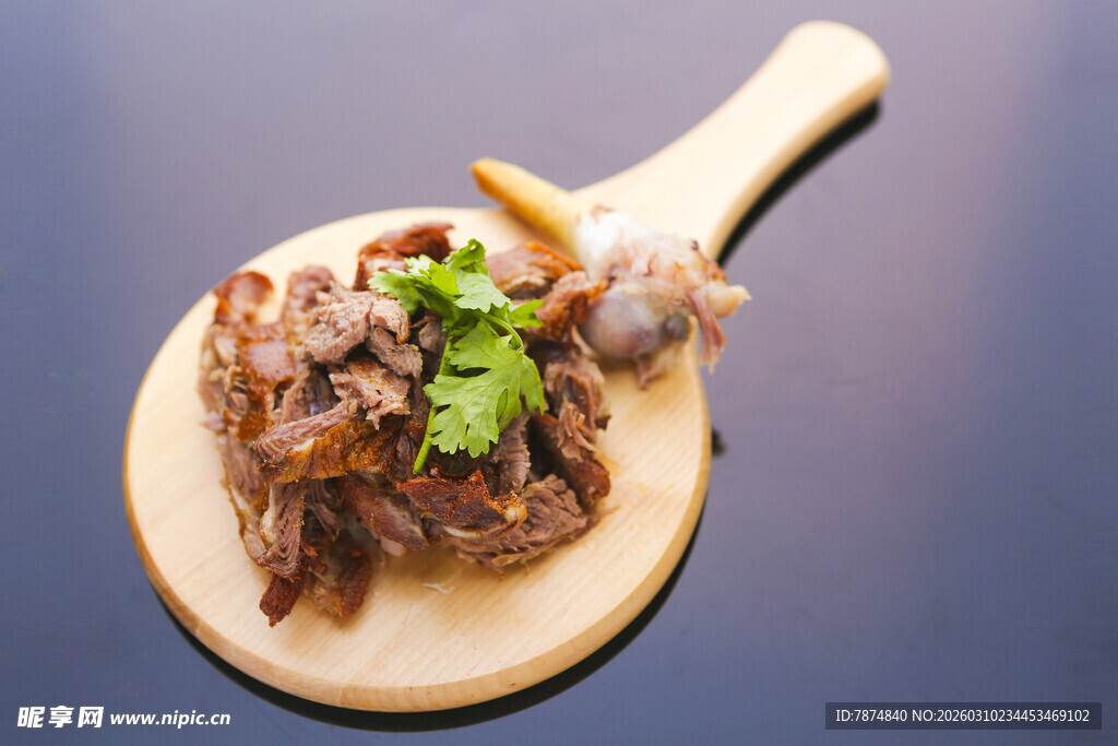 木盘上的美味卤味