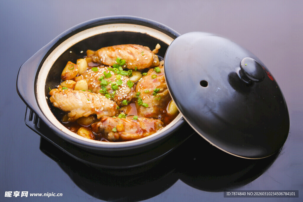 砂锅虾仁菜肴特写