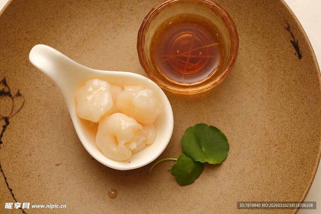 精致小碟装的美味糯米团子