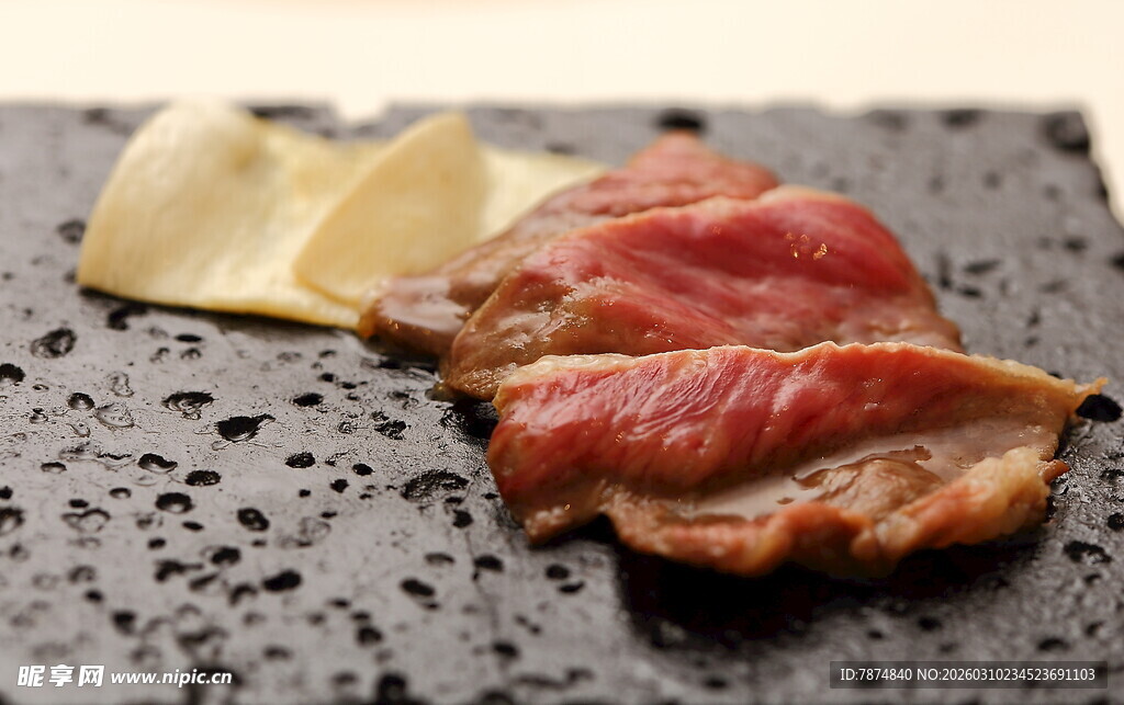 新鲜生牛肉与奶酪切片