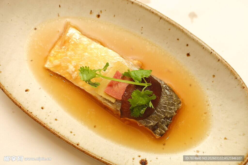 香煎鱼配酱汁 精致摆盘