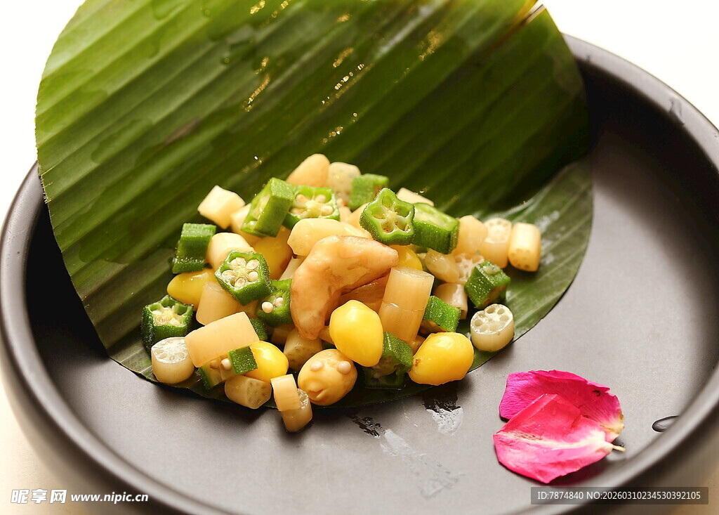 绿叶上的美味鹰嘴豆料理