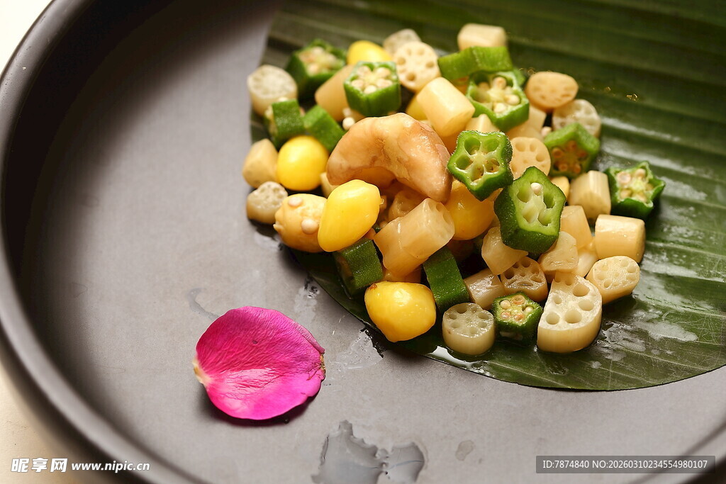 精致蔬菜玉米摆盘料理