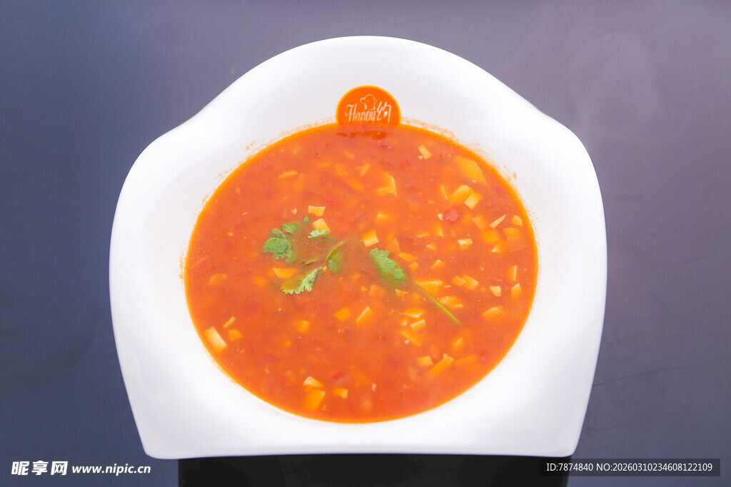 白色碗中美味番茄蔬菜汤