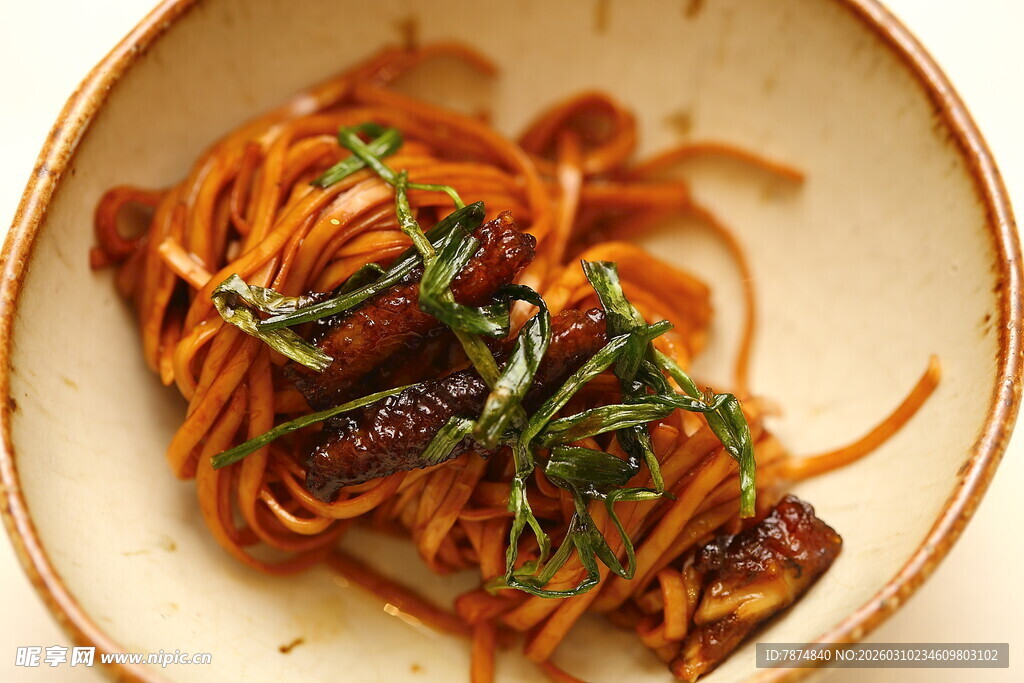 美味酱汁拌面 香气诱人