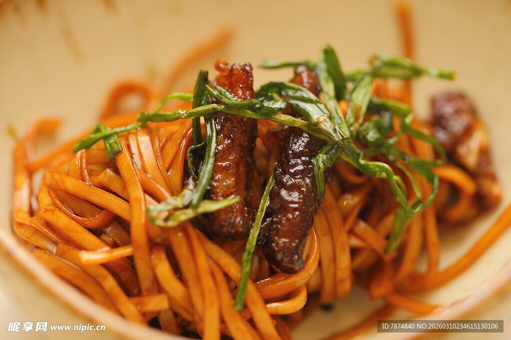 美味葱香肉丝拌面