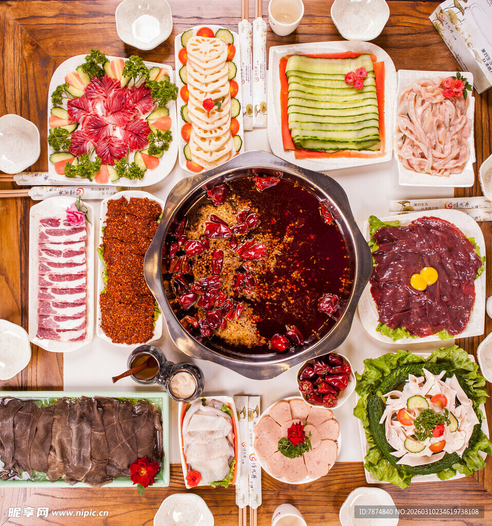 丰盛火锅食材摆满一桌