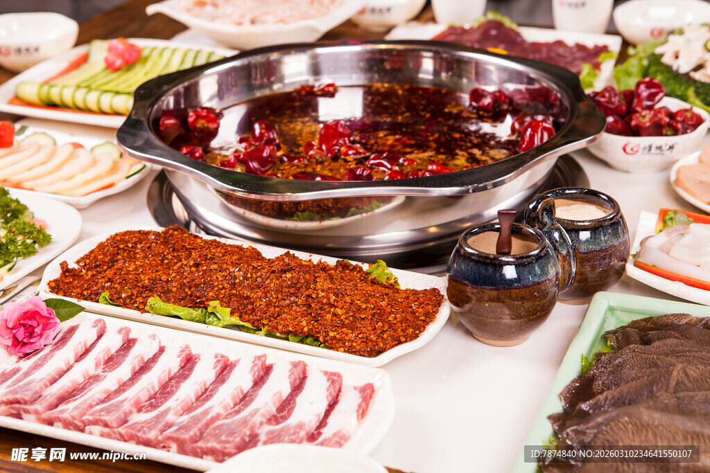 丰盛火锅食材摆满一桌