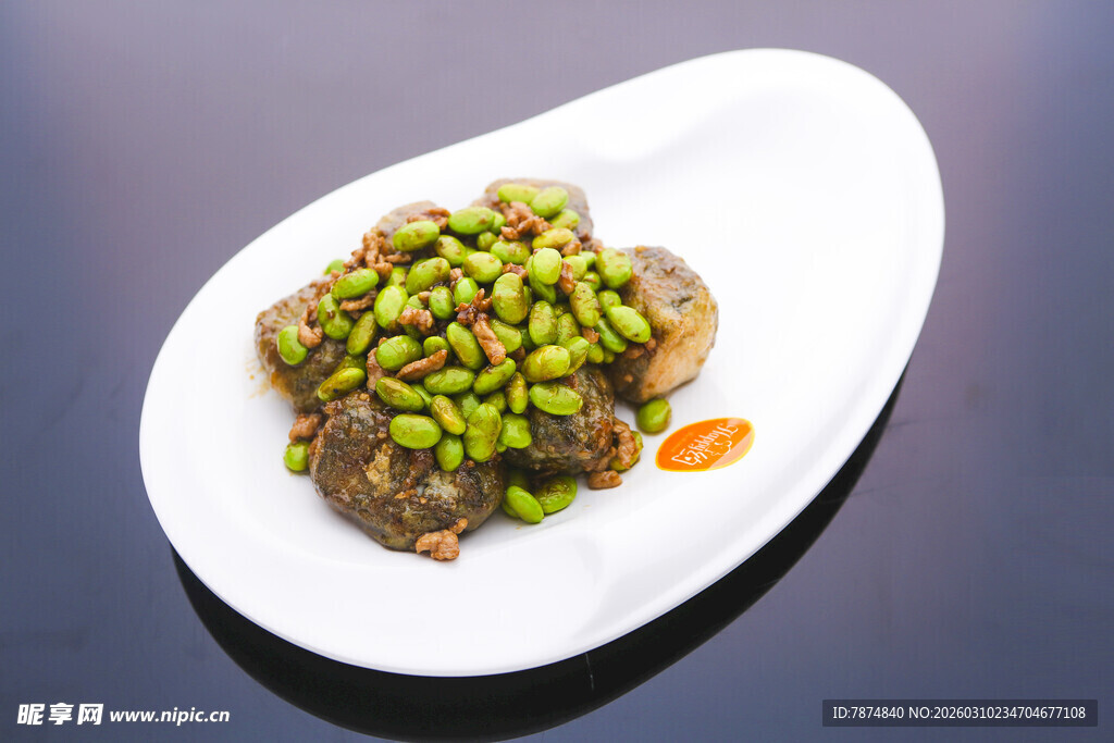 豌豆搭配肉类的精致菜肴