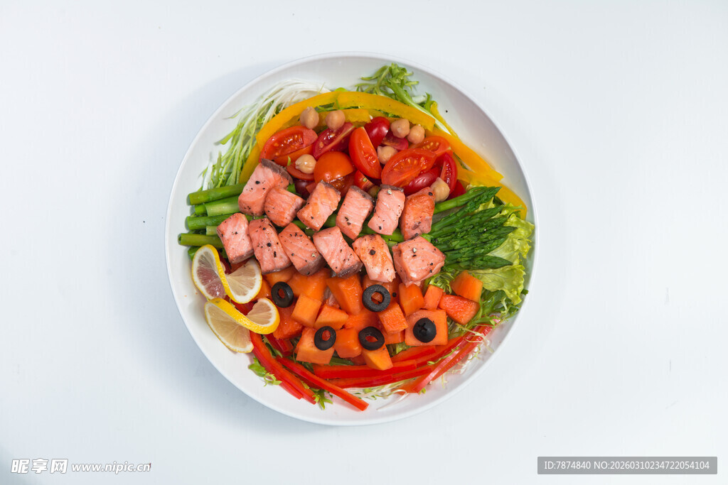 多彩蔬菜配香肠沙拉