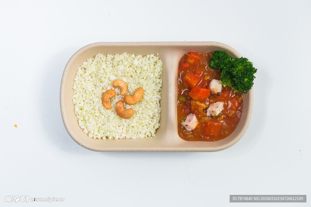 虾仁米饭配番茄菜肴