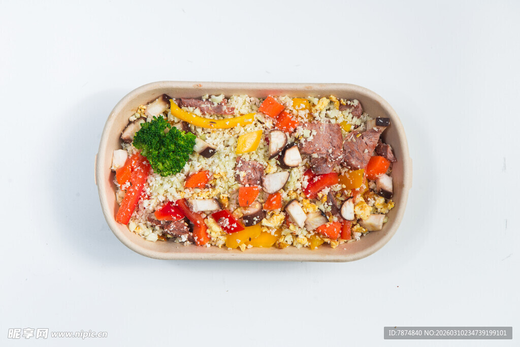 木盘内的多彩营养美食