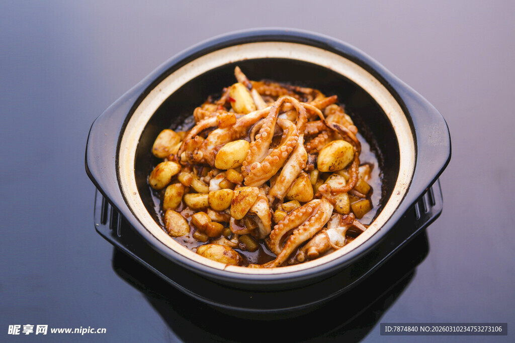 砂锅美味菌菇煲