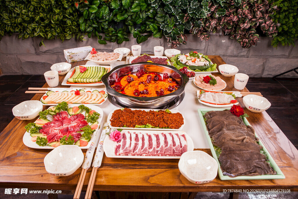 丰盛火锅美食摆满一桌