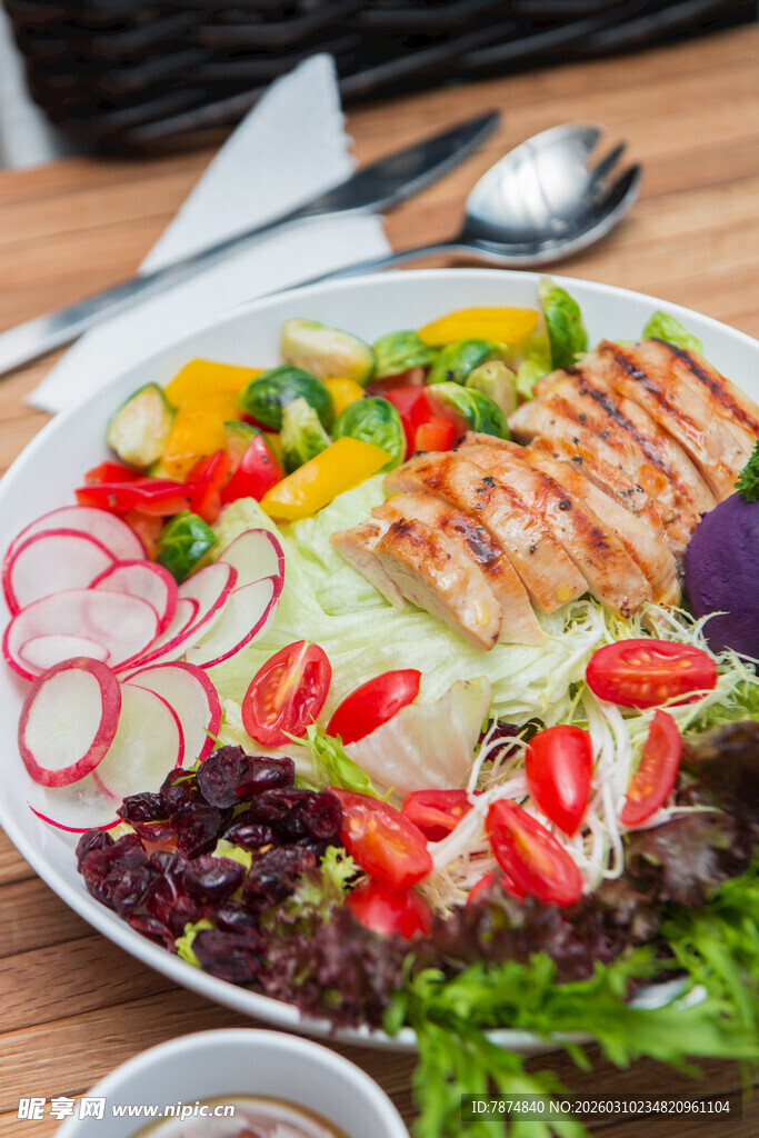 美味多彩蔬菜鸡肉沙拉