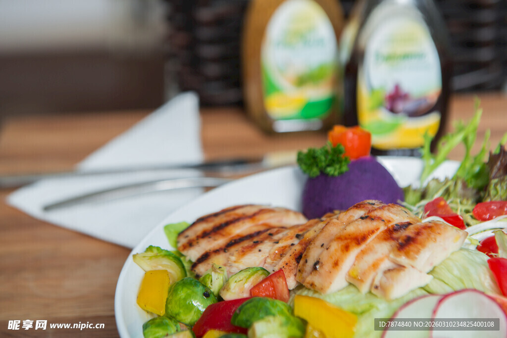 美味烤鸡配多彩蔬菜沙拉