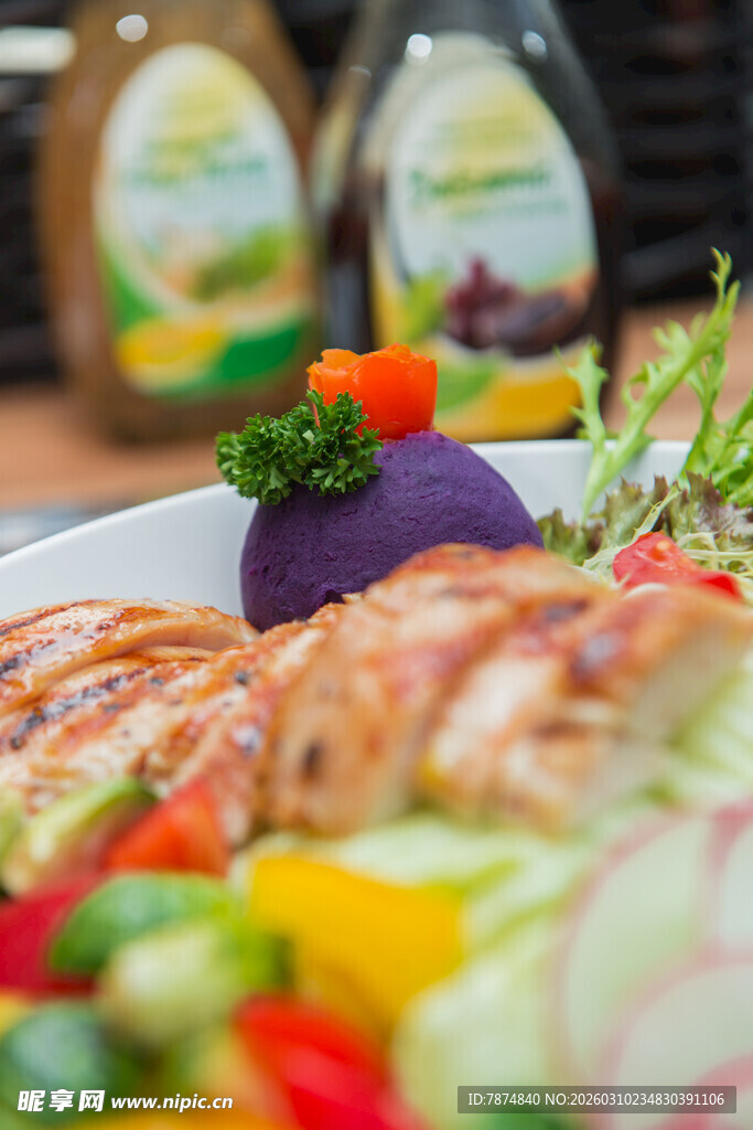 美味多彩的健康烤鸡肉沙拉