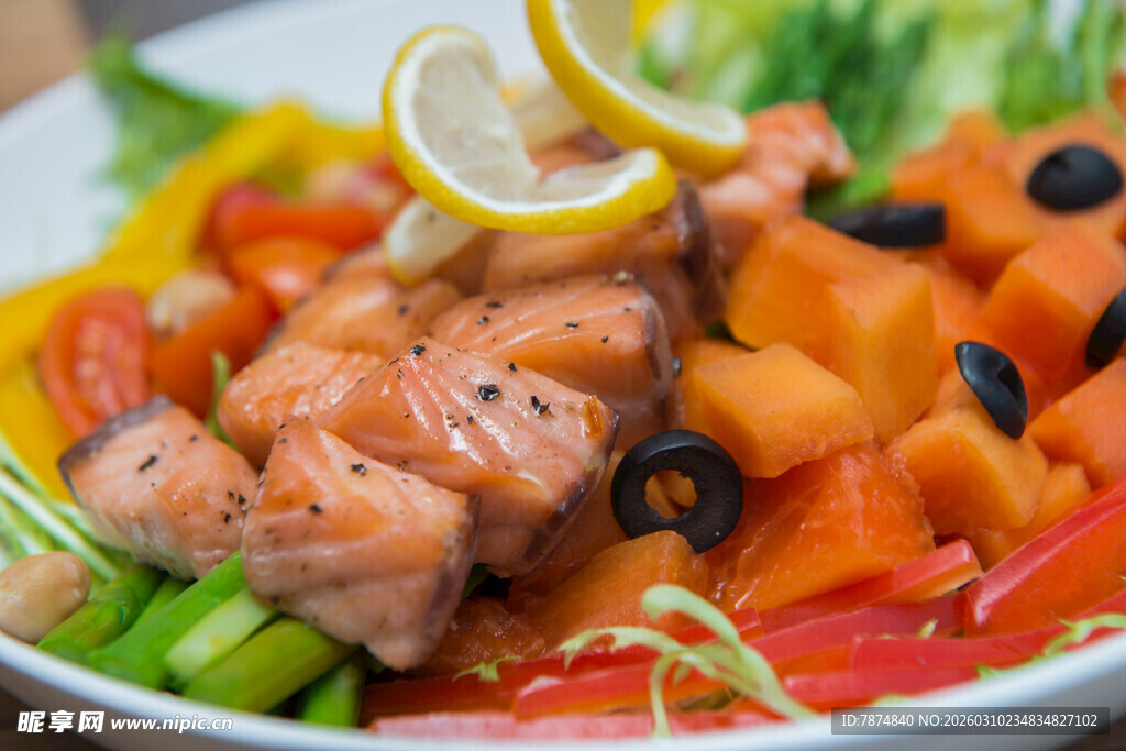 美味三文鱼蔬菜沙拉