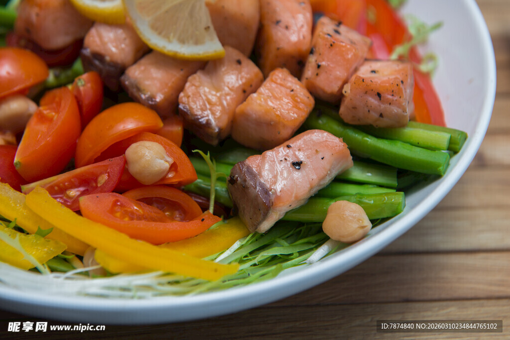 美味三文鱼蔬菜拼盘