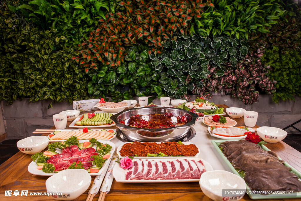 丰盛火锅食材摆满一桌