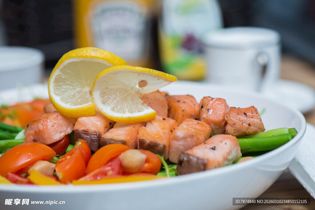 柠檬三文鱼蔬菜沙拉