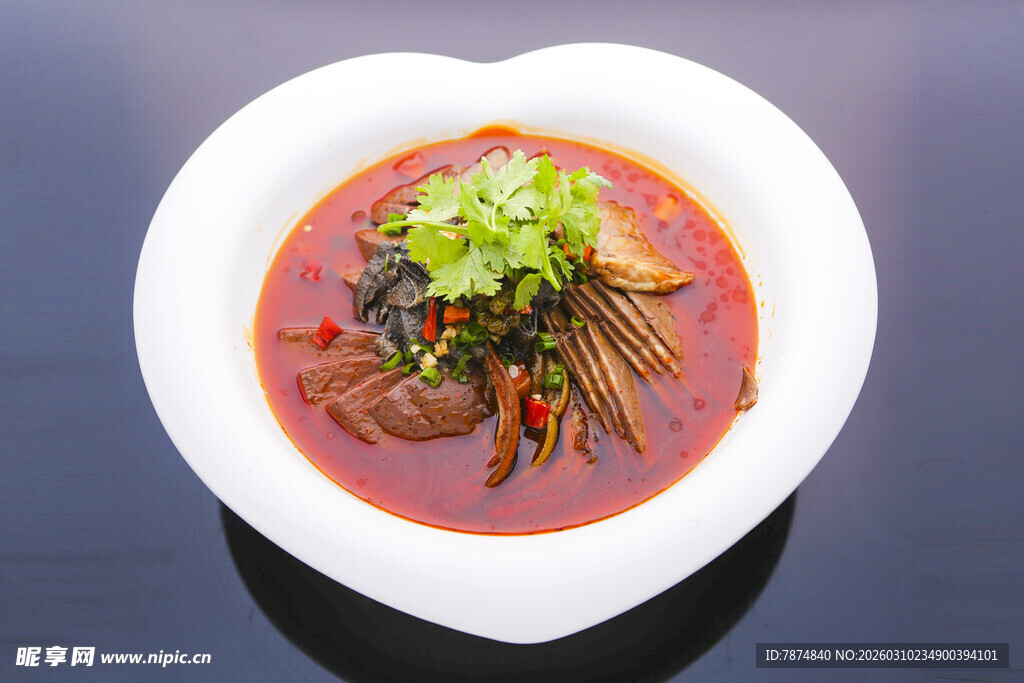 心形碗中的美味红烧菜肴