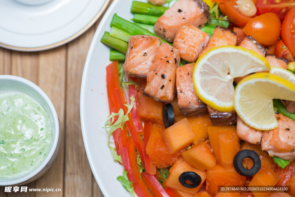 柠檬三文鱼蔬菜沙拉