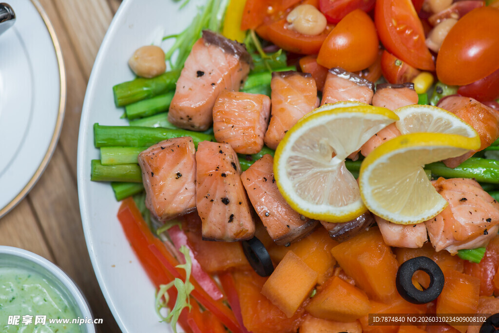 美味三文鱼蔬菜拼盘