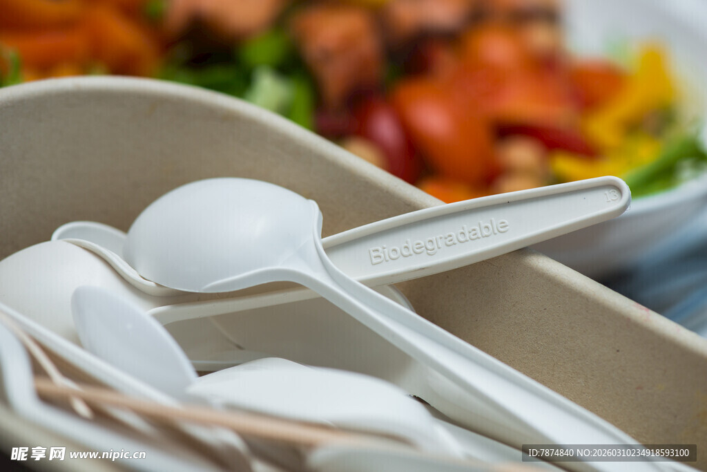 餐具特写 白色勺子与容器