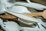 一堆餐具特写