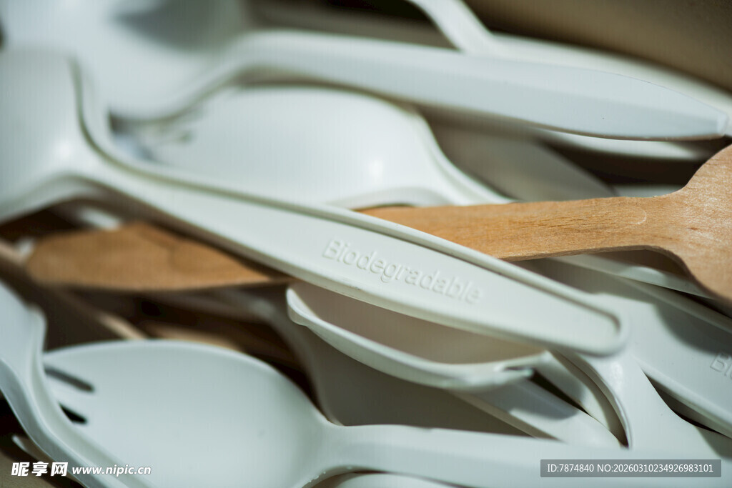 一堆餐具特写