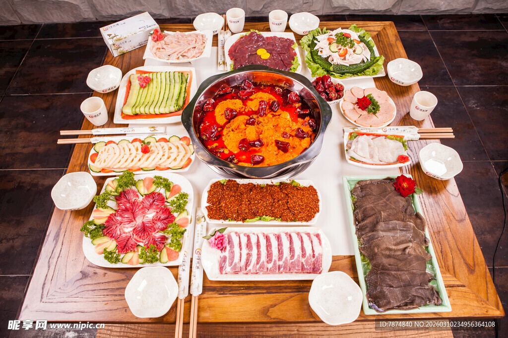丰盛火锅美食聚会场景