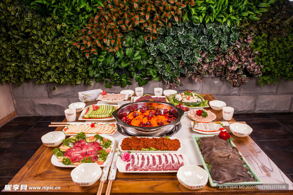 丰盛中式火锅户外聚餐场景