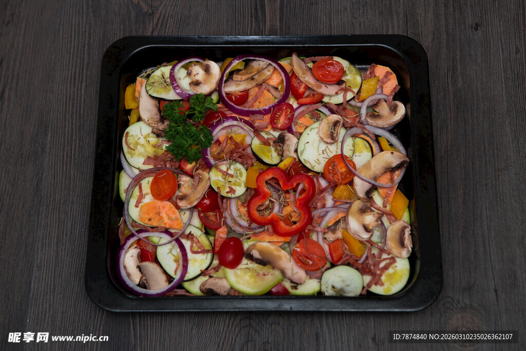 烤盘上的多彩蔬菜拼盘
