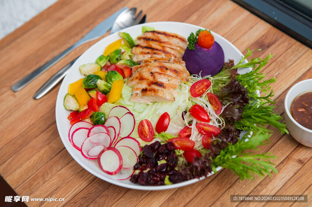 美味营养的缤纷鸡肉沙拉