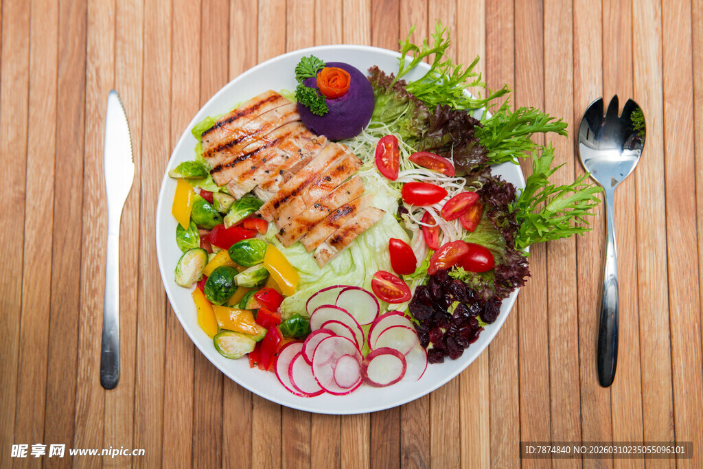 美味蔬菜鸡肉沙拉摆盘